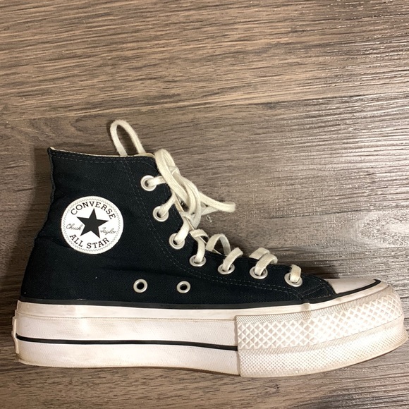 Converse Shoes - Black high top converse